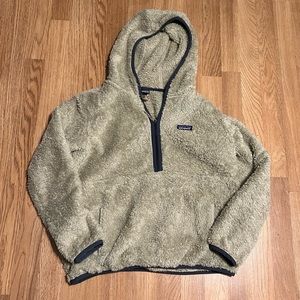 Patagonia Los Gatos hooded pullover with pockets on front